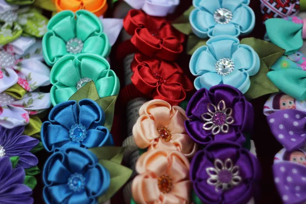 Kolorowe kwiaty wykonane z tkaniny, oryginalny gumki do włosów — Zdjęcie stockowe