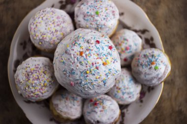 Beyaz buzlanma ve küçük şekerlemeler o ile serpilir ile Paskalya kek