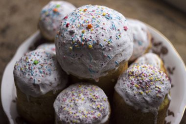 Beyaz buzlanma ve küçük şekerlemeler o ile serpilir ile Paskalya kek