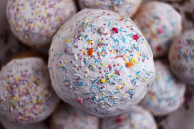 Beyaz buzlanma ve küçük şekerlemeler o ile serpilir ile Paskalya kek