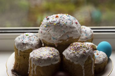 Beyaz buzlanma ve küçük şekerlemeler o ile serpilir ile Paskalya kek