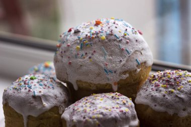 Beyaz buzlanma ve küçük şekerlemeler o ile serpilir ile Paskalya kek