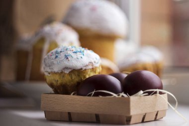 Paskalya kek ve ahşap bir masa üzerinde renkli Paskalya yumurtaları