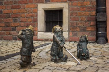 Wroclaw, Polonya - 31 Ekim 2019. Minyatür heykel, eski Wroclaw şehrinin merkezinde üç cüce kör.