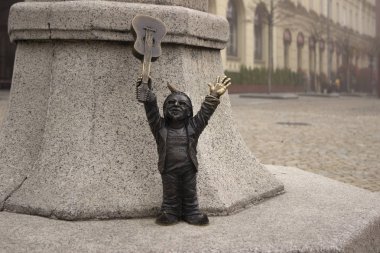 Wroclaw, Polonya - 31 Ekim 2019. Minyatür heykel, bir cüce.