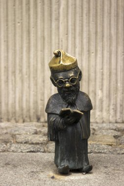 Wroclaw, Polonya - 31 Ekim 2019. Minyatür heykel - cüce üniversitenin yanında duruyor. Bronz cüce profesör eski Wroclaw şehrinin merkezindeki üniversitenin yanında duruyor.