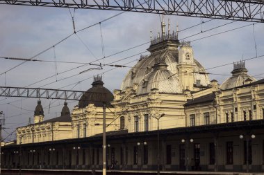 Zhmerynka, Ukrayna - 10 Kasım 2019. Vinnytsia bölgesindeki Zhmerynka şehrindeki eski istasyon. Odessa 'ya doğru yüzen bir gemi şeklinde bir tren istasyonu. Mimari anıt.