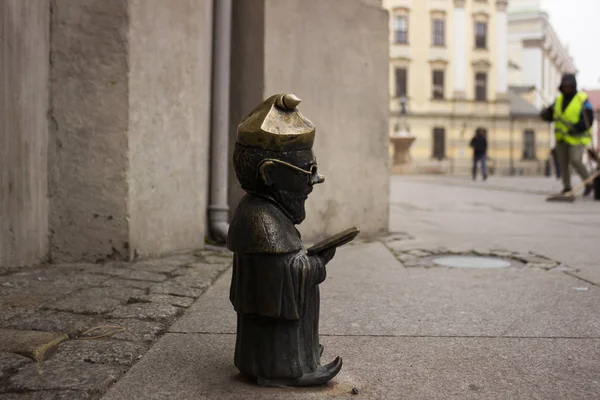Wroclaw, Polonya - 31 Ekim 2019. Minyatür heykel - cüce üniversitenin yanında duruyor. Bronz cüce profesör eski Wroclaw şehrinin merkezindeki üniversitenin yanında duruyor.
