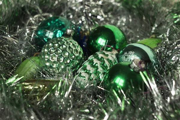 Los juguetes verdes de Año Nuevo yacen en una guirnalda. Viejos juguetes de diferentes formas, fondo de año nuevo, concepto —  Fotos de Stock