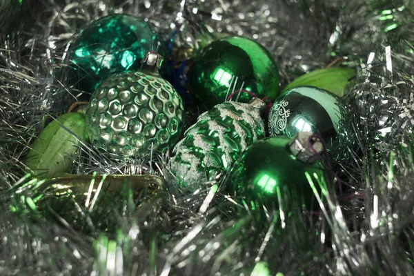 Das grüne Spielzeug für das neue Jahr liegt auf einem Kranz. altes Spielzeug in verschiedenen Formen, Hintergrund zum neuen Jahr, Konzept — Stockfoto