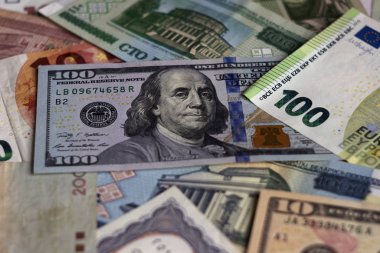 Farklı ülkelerden bir sürü banknot, para geçmişi. D