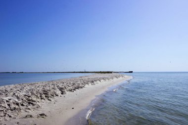 Sandy Kinburn Spit, Ukrayna. Güzel yaz manzarası - haliç ve Karadeniz, arka plan