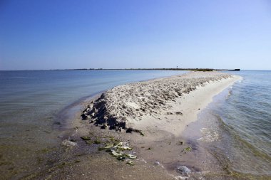 Sandy Kinburn Spit, Ukrayna. Güzel yaz manzarası - haliç ve Karadeniz, arka plan