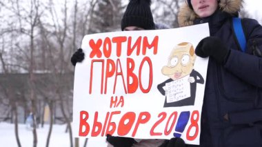 bir afiş ile genç çift serbest seçimlerin için Rusya Federasyonu'nda için bir miting düzenliyor