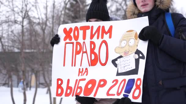 Fiatal pár egy plakát tartja a rally az Orosz Föderáció szabad választások — Stock videók