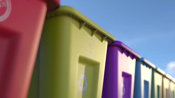 Plastikmülltonnen mit Abfalltyp-Etikett und Recycling-Logo eignen sich am besten für Abfallsortiersysteme. Getrennte Müllabfuhr hilft, die Umwelt zu schonen und die Umweltverschmutzung zu verringern. Schleife — Stockvideo