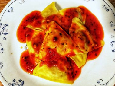Marinara soslu porcini ravioli