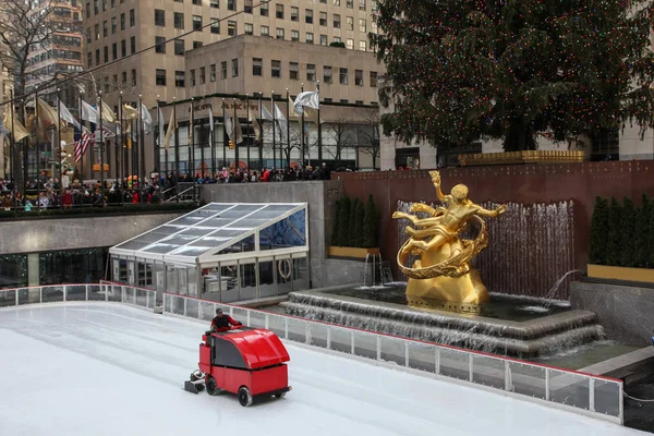 Anillo de hielo con máquina de rejuvenecimiento de hielo y con árbol de Navidad —  Fotos de Stock