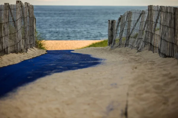 Escena de playa con valla — Foto de Stock
