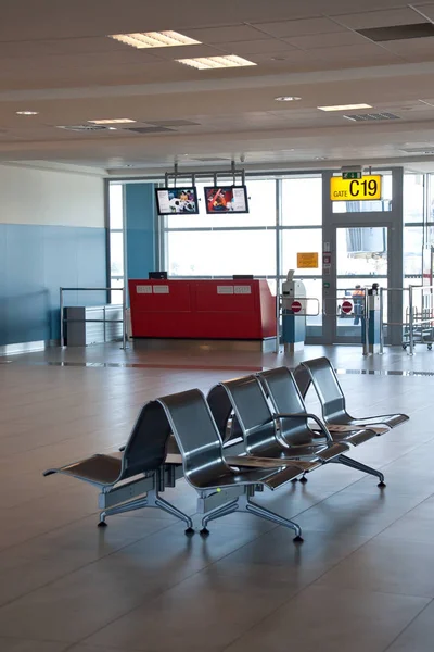 Пустой зал ожидания в аэропорту — стоковое фото