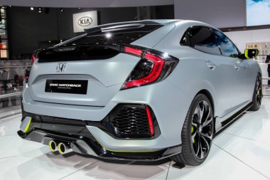2016 New York I 'de bir Honda Civic Hatchback prototipi sergisi.