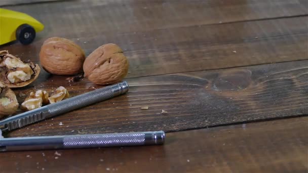 Humor Navidad Con Coche Juguete Amarillo Con Árbol Nueces Mesa — Vídeos de Stock