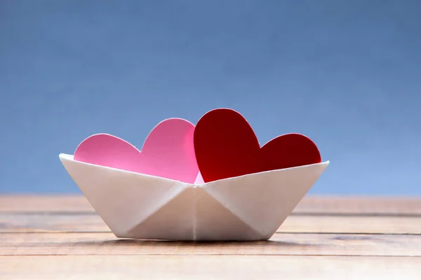 Kağıt tekne içinde kağıt Kalpler — Stok fotoğraf