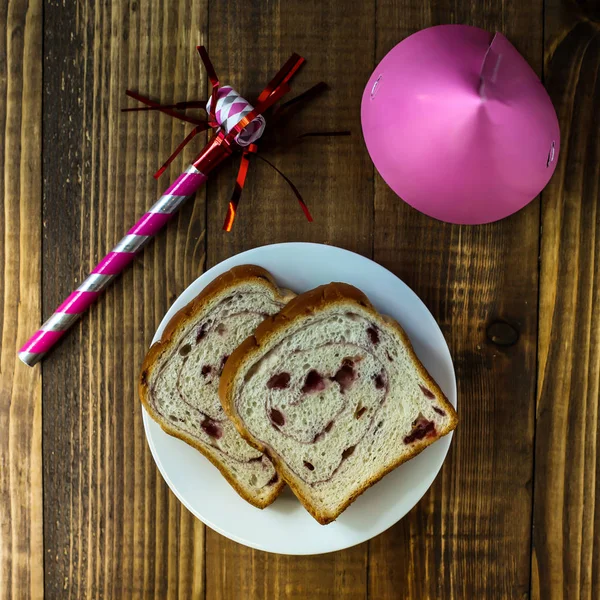 Zacht brood op bord met feestmuts — Stockfoto