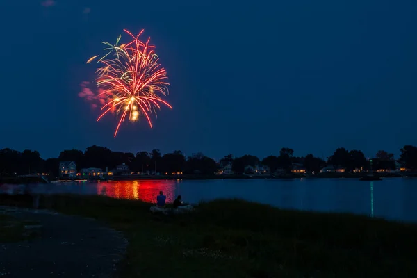 Ludzie oglądający fajerwerki 4 lipca — Zdjęcie stockowe
