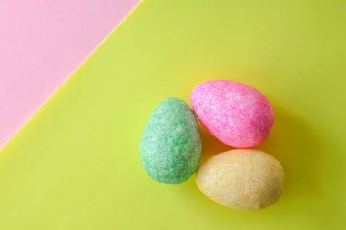 Sarı ve pembe renkli kağıtta renkli Paskalya dekoratif yumurtaları.