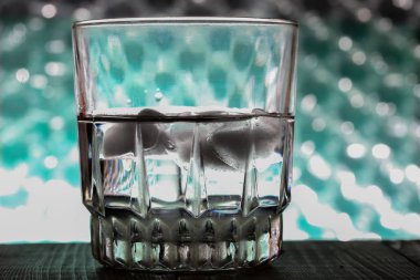 Buzlu, yeşil tonlu arka plan lambalı bir içecek.