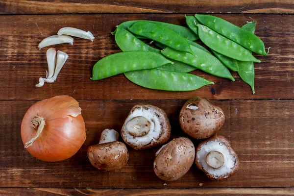 Готовить овощи ингредиенты на деревенском деревянном фоне — стоковое фото