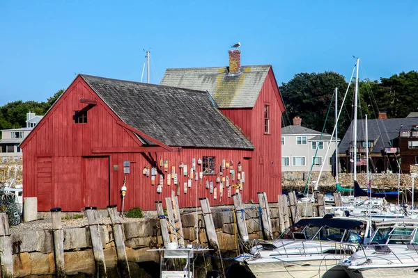 Rockport Harbour en het rode gebouw staan bekend als Motif Number One. — Stockfoto