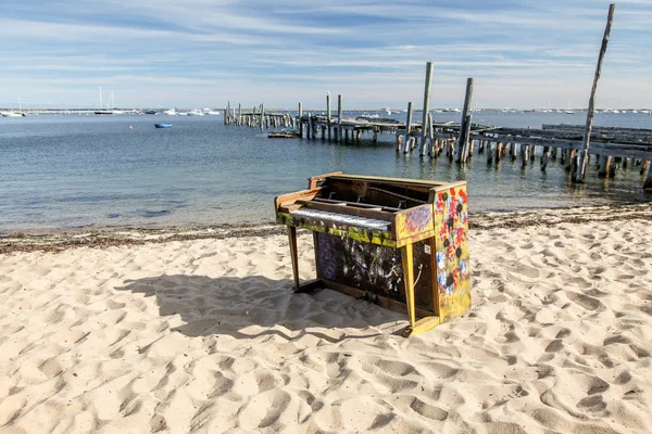 Régi festett zongora a tengerparton Provincetown Cape Cod — Stock Fotó