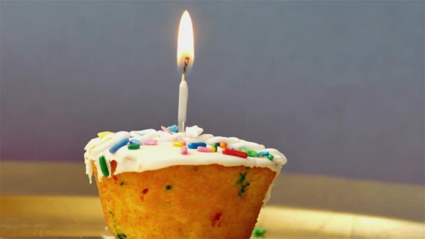 Cupcake Mit Einer Funkelnden Kerze Auf Blauem — Stockvideo