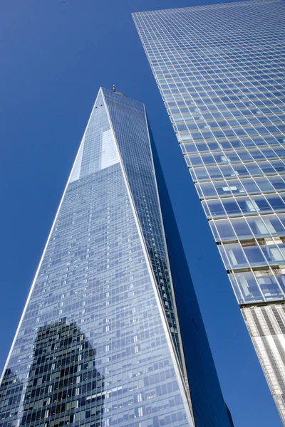 Um edifício do centro de comércio mundial e outros arranha-céus com azul — Fotografia de Stock