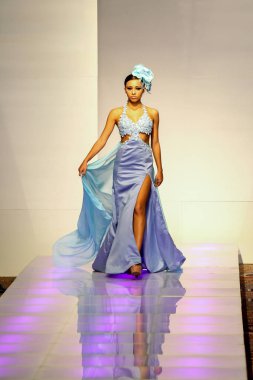 New York - 13 Eylül 2015 tarihli Couture Fashion Week 'in 22. sezonunda Jossie Medina 2015 koleksiyonunda bir model podyumda yürüyor..