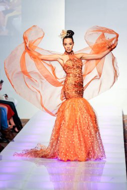 New York - 13 Eylül 2015 tarihli Couture Fashion Week 'in 22. sezonunda Jossie Medina 2015 koleksiyonunda bir model podyumda yürüyor..