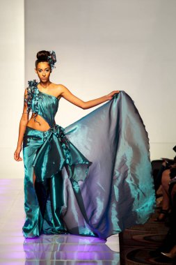 New York - 13 Eylül 2015 tarihli Couture Fashion Week 'in 22. sezonunda Jossie Medina 2015 koleksiyonunda bir model podyumda yürüyor..