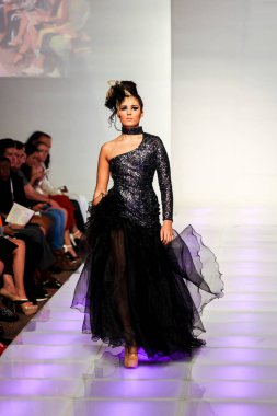 New York - 13 Eylül 2015 tarihli Couture Fashion Week 'in 22. sezonunda Jossie Medina 2015 koleksiyonunda bir model podyumda yürüyor..