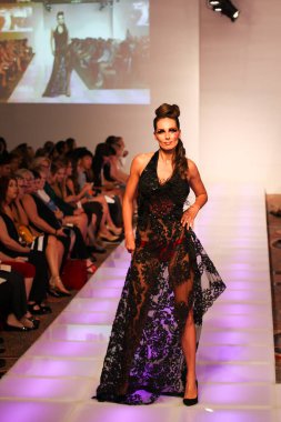New York - 13 Eylül 2015 'te New York' ta düzenlenen Couture Fashion Week 'in 22. sezonunda Aleksandra Popescu-York koleksiyonunda bir model podyumda yürüyor.