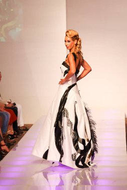 New York - 13 Eylül 2015 'te New York' ta düzenlenen Couture Fashion Week 'in 22. sezonunda Aleksandra Popescu-York koleksiyonunda bir model podyumda yürüyor.
