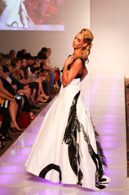 New York - 13 Eylül 2015 'te New York' ta düzenlenen Couture Fashion Week 'in 22. sezonunda Aleksandra Popescu-York koleksiyonunda bir model podyumda yürüyor.