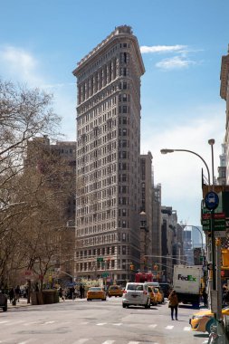 New York, Ny, Usa - 22 Nisan 2015: Flatiron Binası, aslen Fuller Binası, mavi gökyüzü olan sokaktan manzara.