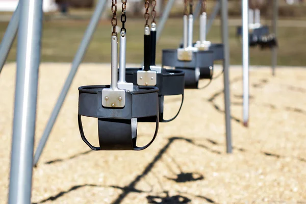 Siège Pivotant Vide Sur Aire Jeux Extérieure — Photo