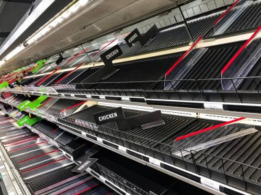 NORWALK, CT, ABD - 18 Mart 2020: Corona virüsü salgını sırasında marketteki boş et bölümü