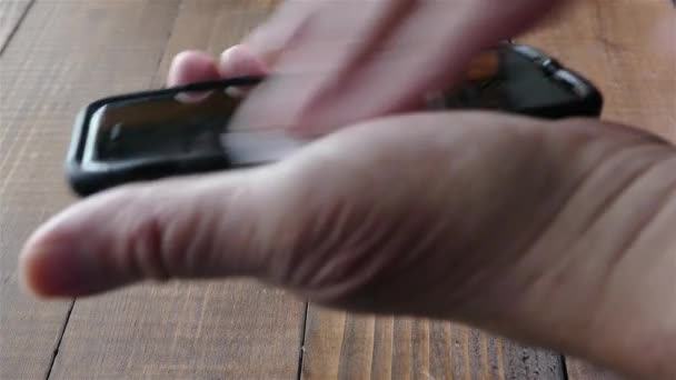 Intelligens Telefon Tisztítása Fertőtlenítése Alkoholos Törlőkendővel — Stock videók