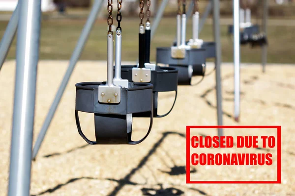 Oyun Parkının Dışındaki Boş Salıncak Koltuğu Coronavirüs Nedeniyle Kırmızı Metin — Stok fotoğraf