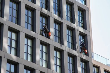 NEW YORK, New York, ABD - 21 Nisan 2018: İki adam New York City 'de camları siliyor.