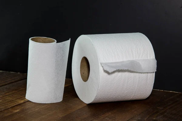 Siyah Arka Planı Olan Iki Rulo Tuvalet Kağıdı — Stok fotoğraf